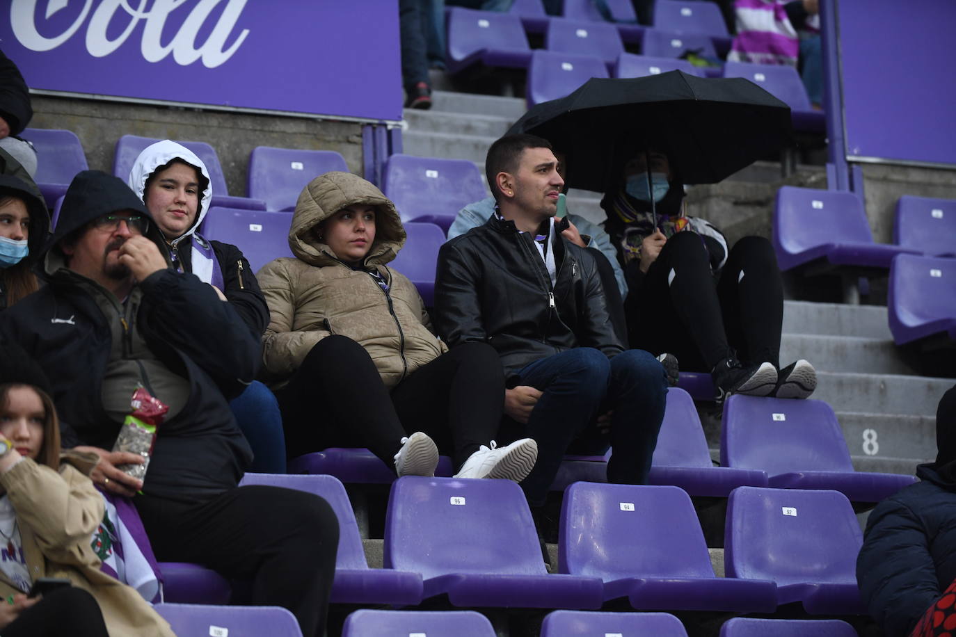 Aficionados en las gradas del Zorrilla durante el encuentro con la Real Sociedad B. 