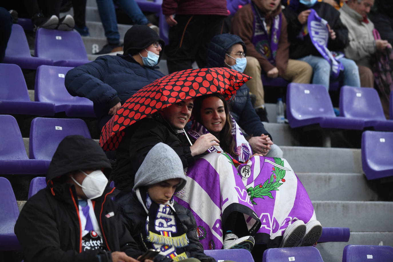 Aficionados en las gradas del Zorrilla durante el encuentro con la Real Sociedad B. 