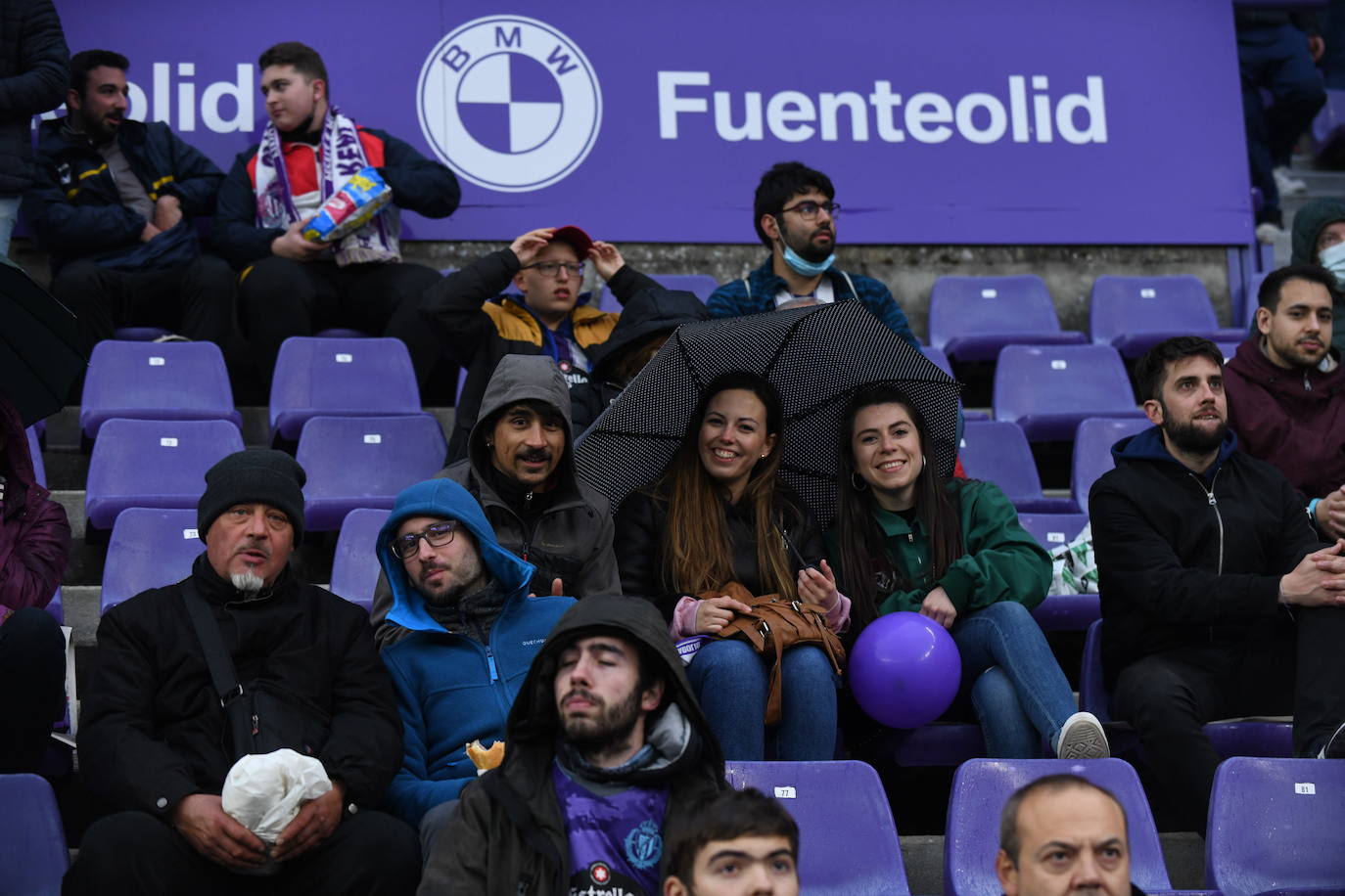 Aficionados en las gradas del Zorrilla durante el encuentro con la Real Sociedad B. 