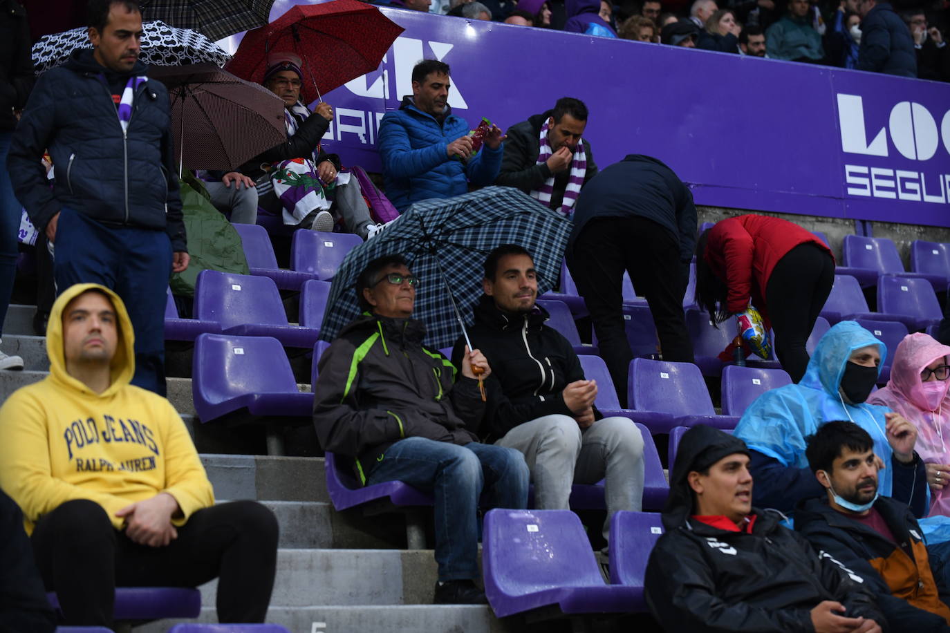 Aficionados en las gradas del Zorrilla durante el encuentro con la Real Sociedad B. 