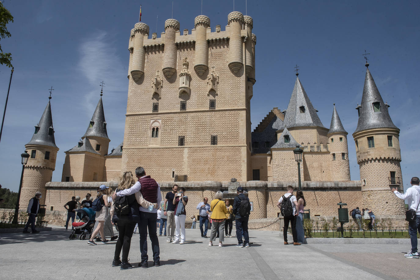Turistas en el Alcázar de Segovia durante el puente del 1 de mayo.