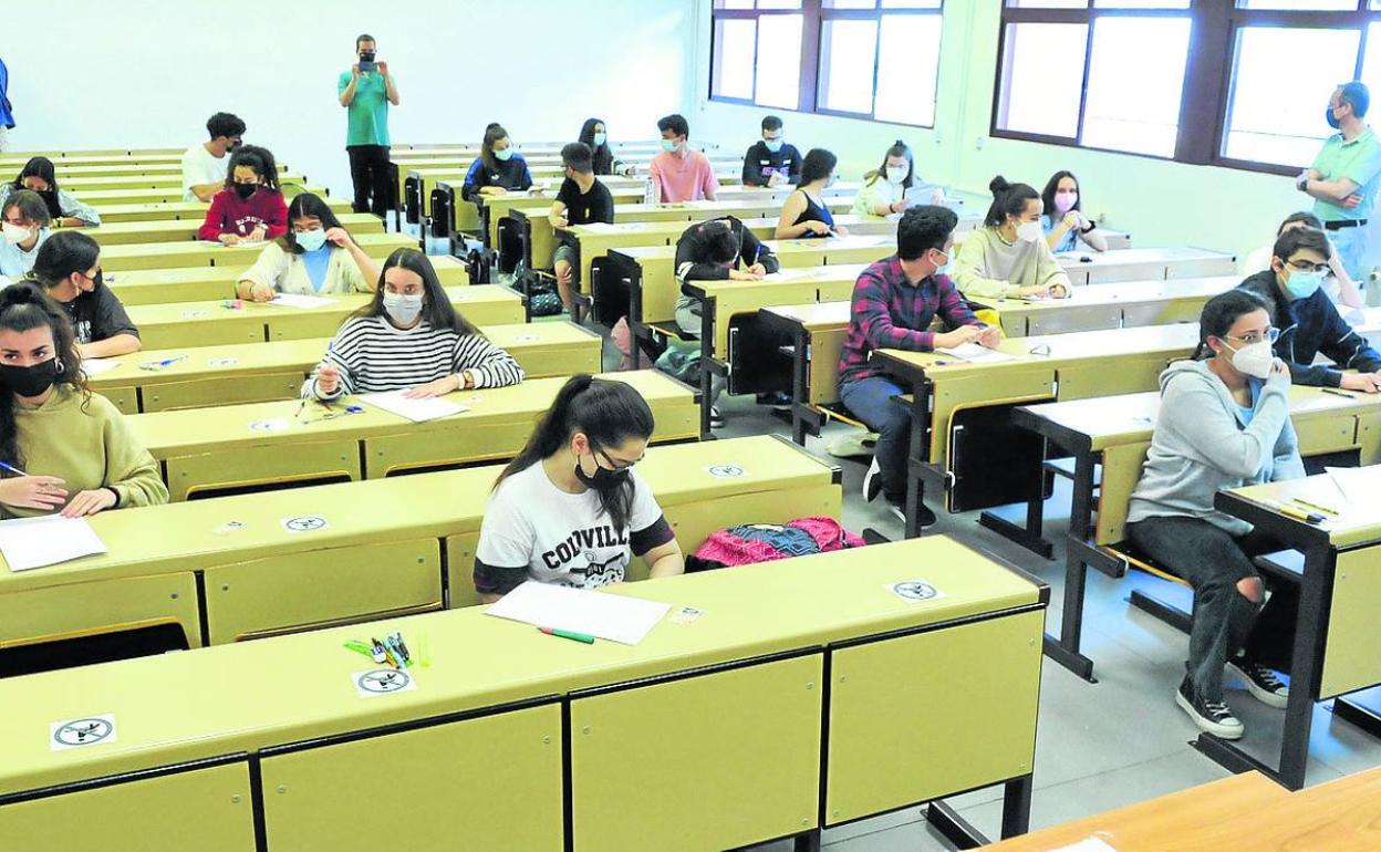 Examen de EBAU de este curso en el Aulario de la Facultad de Industriales de Valladolid. 