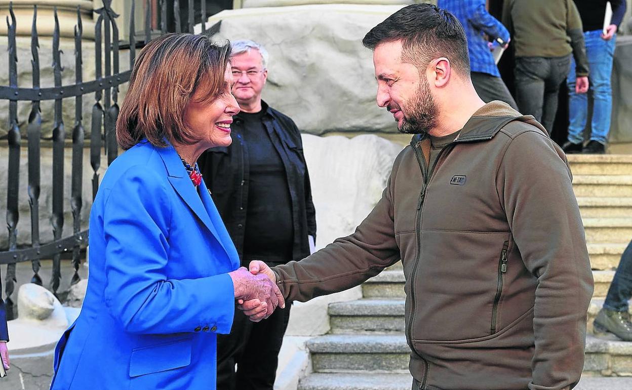 Zelenski recibe a Pelosi en el palacio presidencial de Kiev, donde se entrevistaron en secreto durante tres horas. 