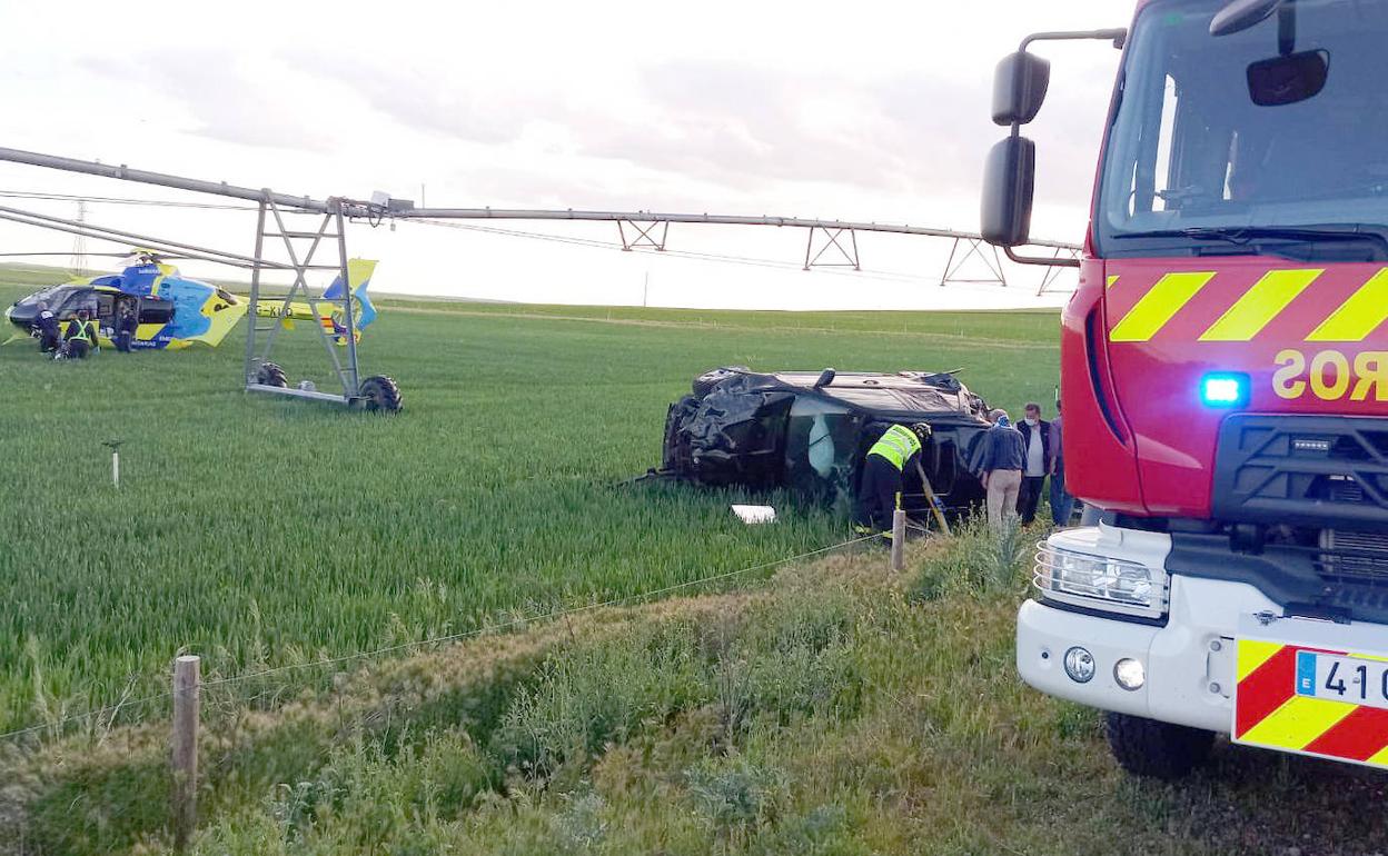 Los servicios de emergencia rescatan a los cinco ocupantes de un vehículo que volcó el domingo en la A11 en Villalar de los Comuneros. 