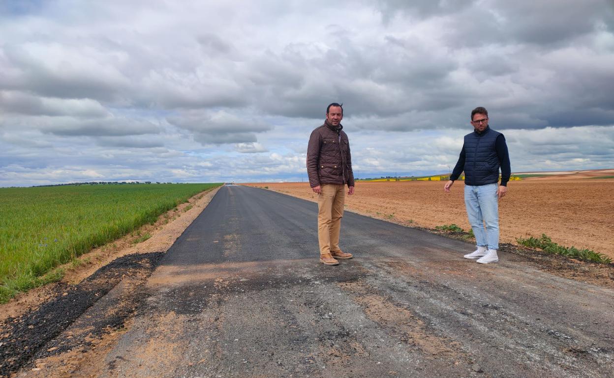 Antonio Luis Rodríguez y Guillermo Rivas, en la zona que se está arreglando.