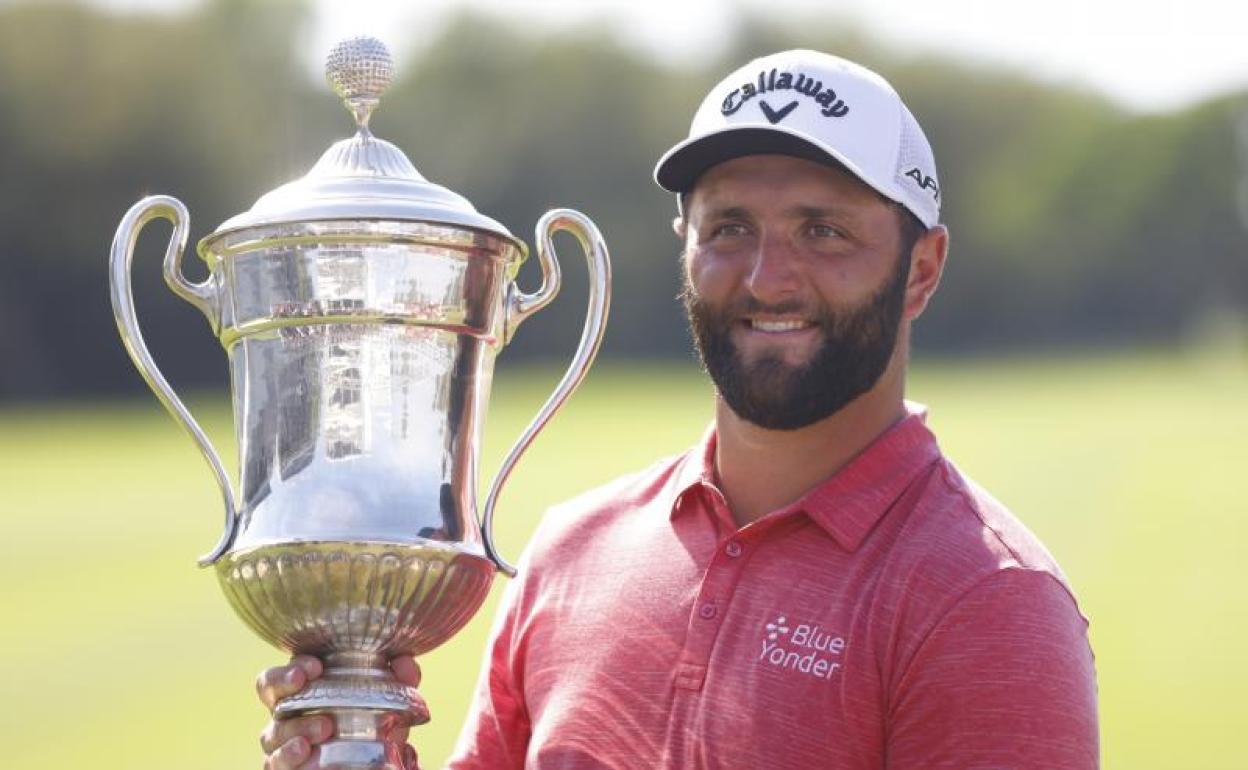 Jon Rahm posa con el trofeo del torneo de México.