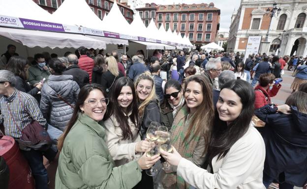 Un grupo de jóvenes brinda con un vino blanco en la Plaza Mayor. 