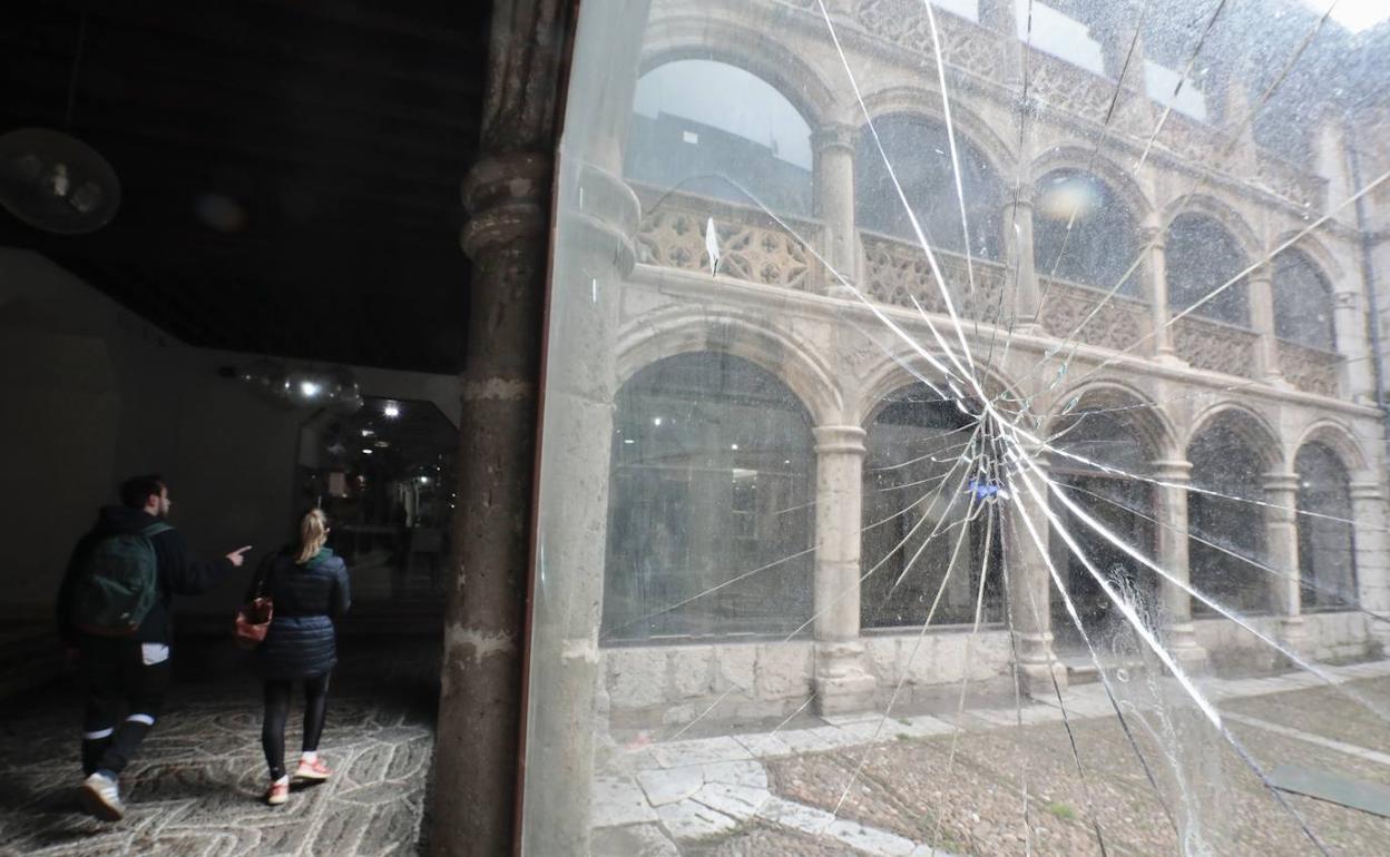 Una de las lunas rotas en el claustro de Las Francesas.