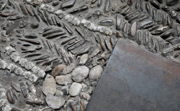 Una chapa protege una de las zonas dañadas del piso del claustro