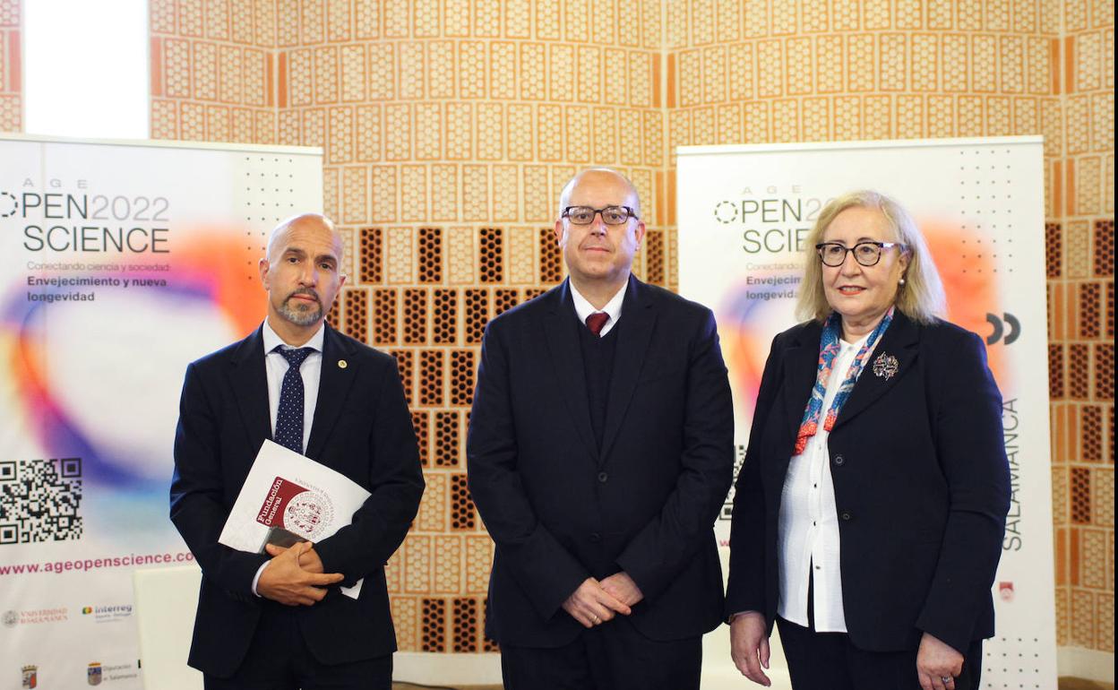 Oscar González Benito, director gerente de la Fundación General; José Miguel Mateos Roco, vicerrector de Investigación y Transferencia; y Pilar Jiménez Tello, subdirectora de la Fundación General