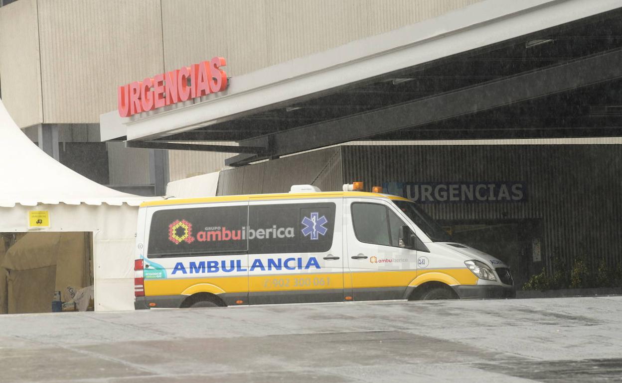 Una ambulancia en la zona de urgencias del Hospital Clínico. 