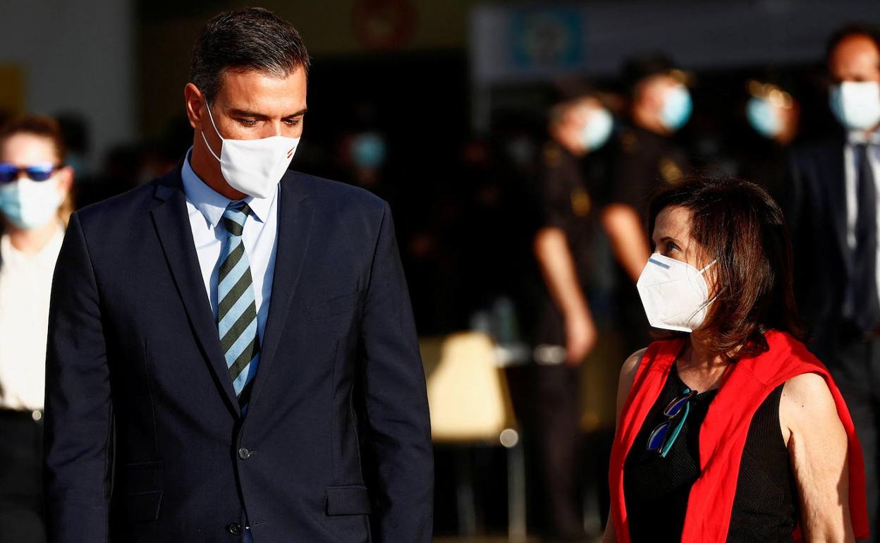 Pedro Sánchez y Margarita Robles, en agosto de 2021.