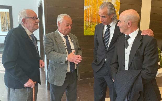 José Luis Lera y Gonzalo Santonja acompañan a David Luguillano y a Santiago, hijo y hermano del fallecido, respectivamente, en el tanatorio de Valladolid.