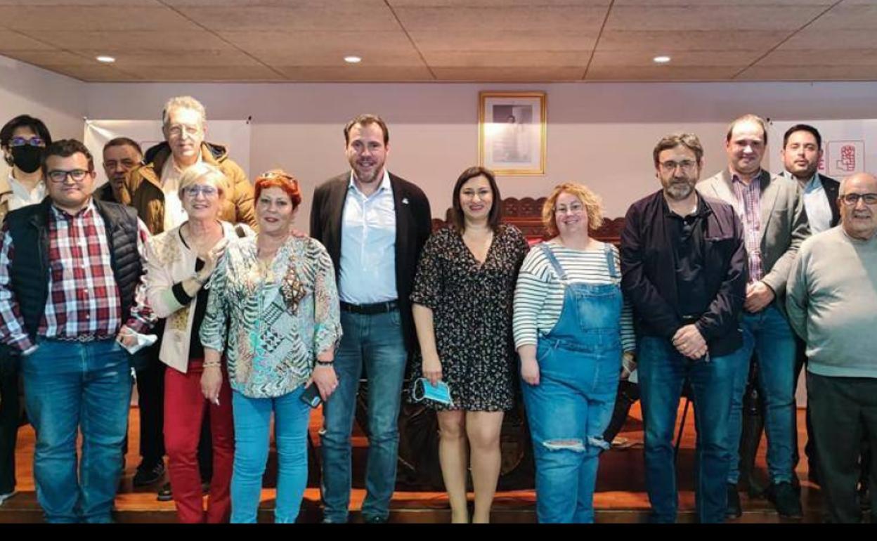 La nueva dirección socialista de Rioseco, junto a Óscar Puente y otros dirigentes,