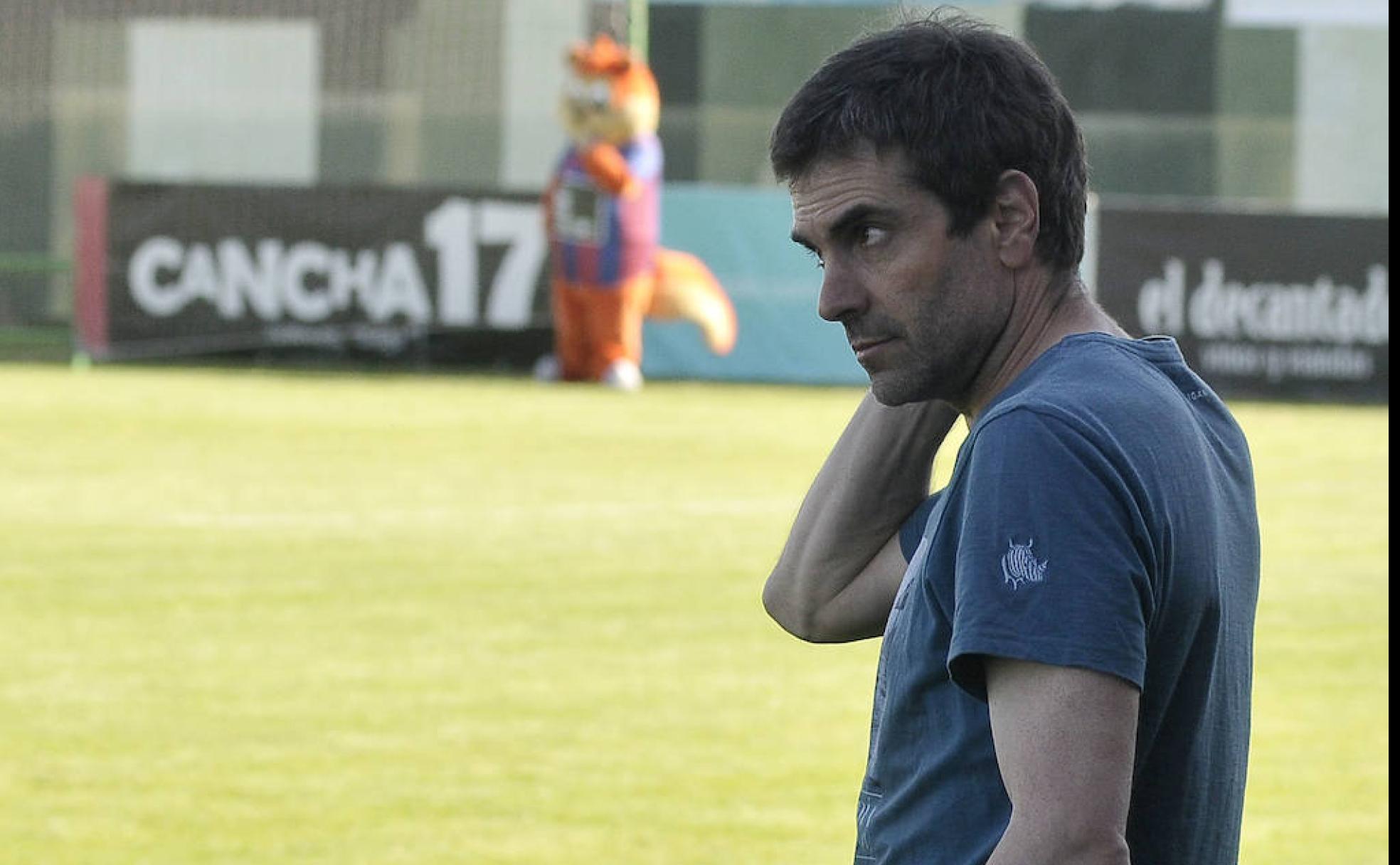 Ramsés Gil observa preocupado un lance del partido frente al Llanera.