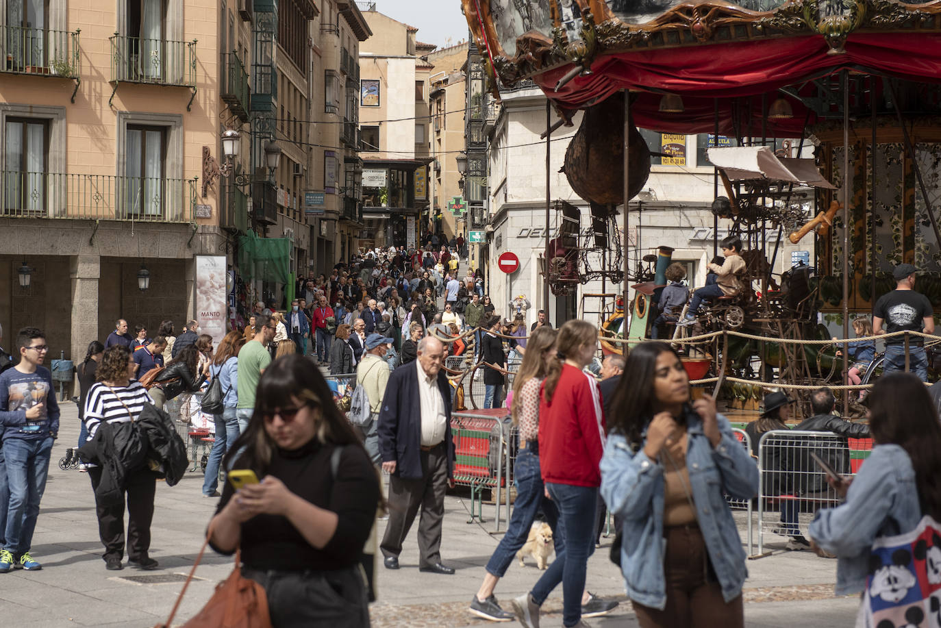 Riadas de turistas en el Azoguejo, con la atracción de los carruseles, durante uno de los días del fin de semana de este fin de semana.
