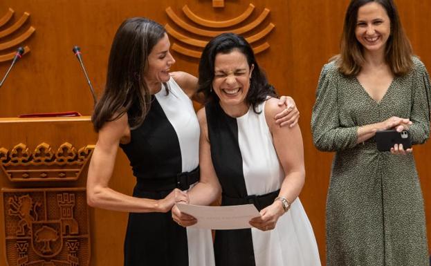 La Reina en el momento de entregar el premio a la catedrática Inmaculada Vivas Tesón. 