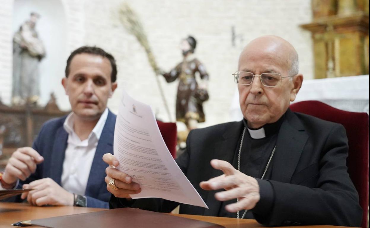 Ricardo Blázquez, junto a Conrado Íscar en la firma de un convenio entre el Arzobispado y la Diputación de Valladolid en la iglesia de Bocigas para rehabilitar templos. 