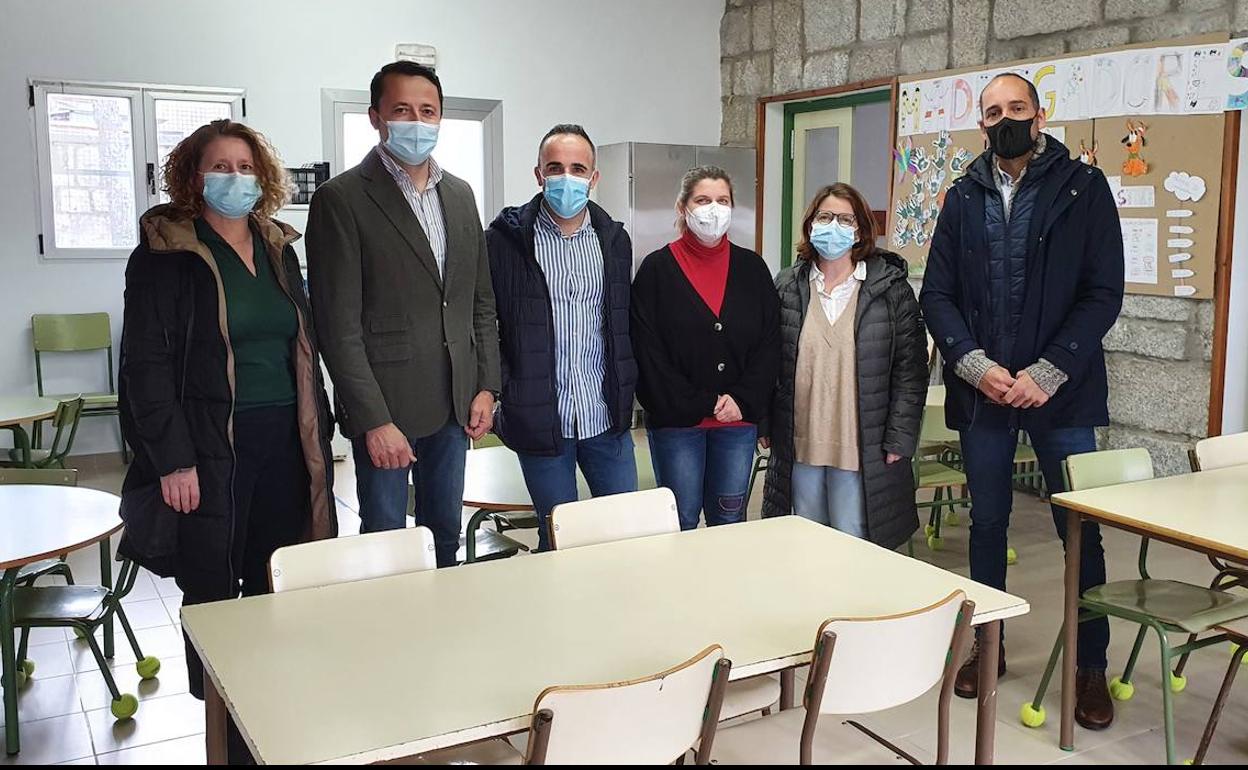 Representantes educativos y municipales, en el comedor del colegio La Pradera, en Valsaín. 