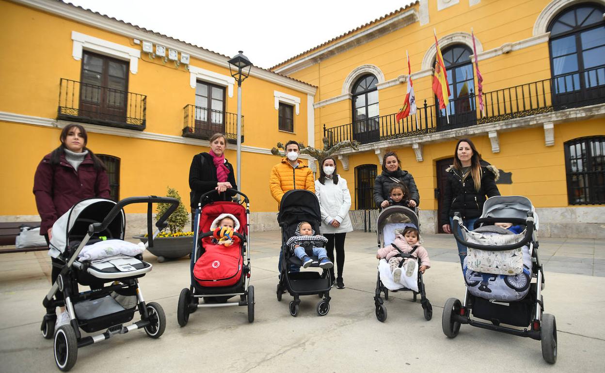 Varias madres afectadas por el cierre de la guardería de Tudela posan con sus bebés. 