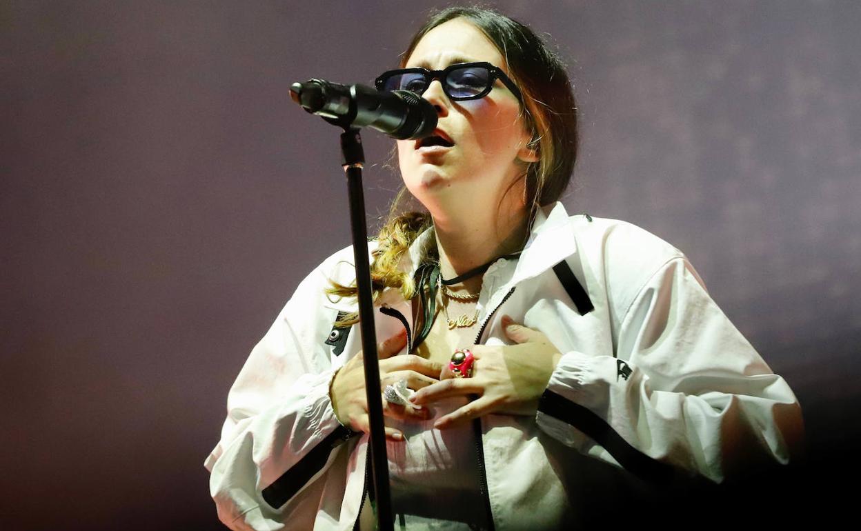 La cantante Rigoberta Bandini durante el concierto del Warm Up Festival de Murcia.