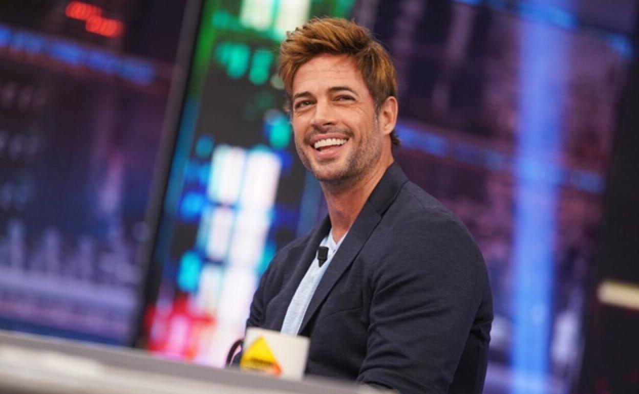 William Levy sonríe al público de 'El Hormiguero'. 