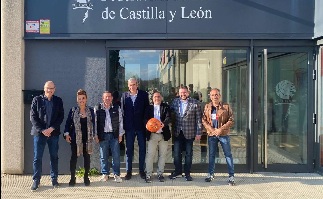 Los concejales de los diferentes municipios que acogerán los torneos de baloncesto. 