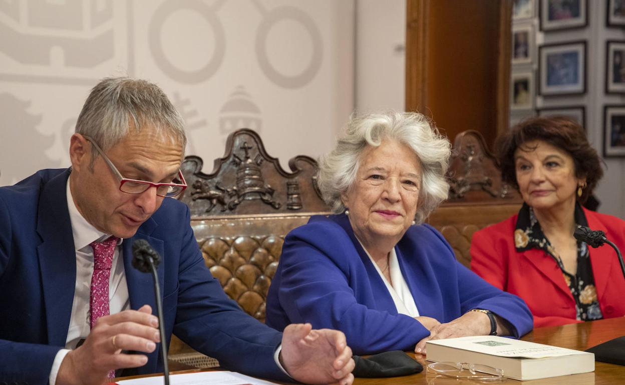 El rector de la Usal, Ricardo Rivero (I), la profesora de Sociología y madrina de la nueva doctora (D), Soledad Murillo y María Angeles Durán Heras (C)