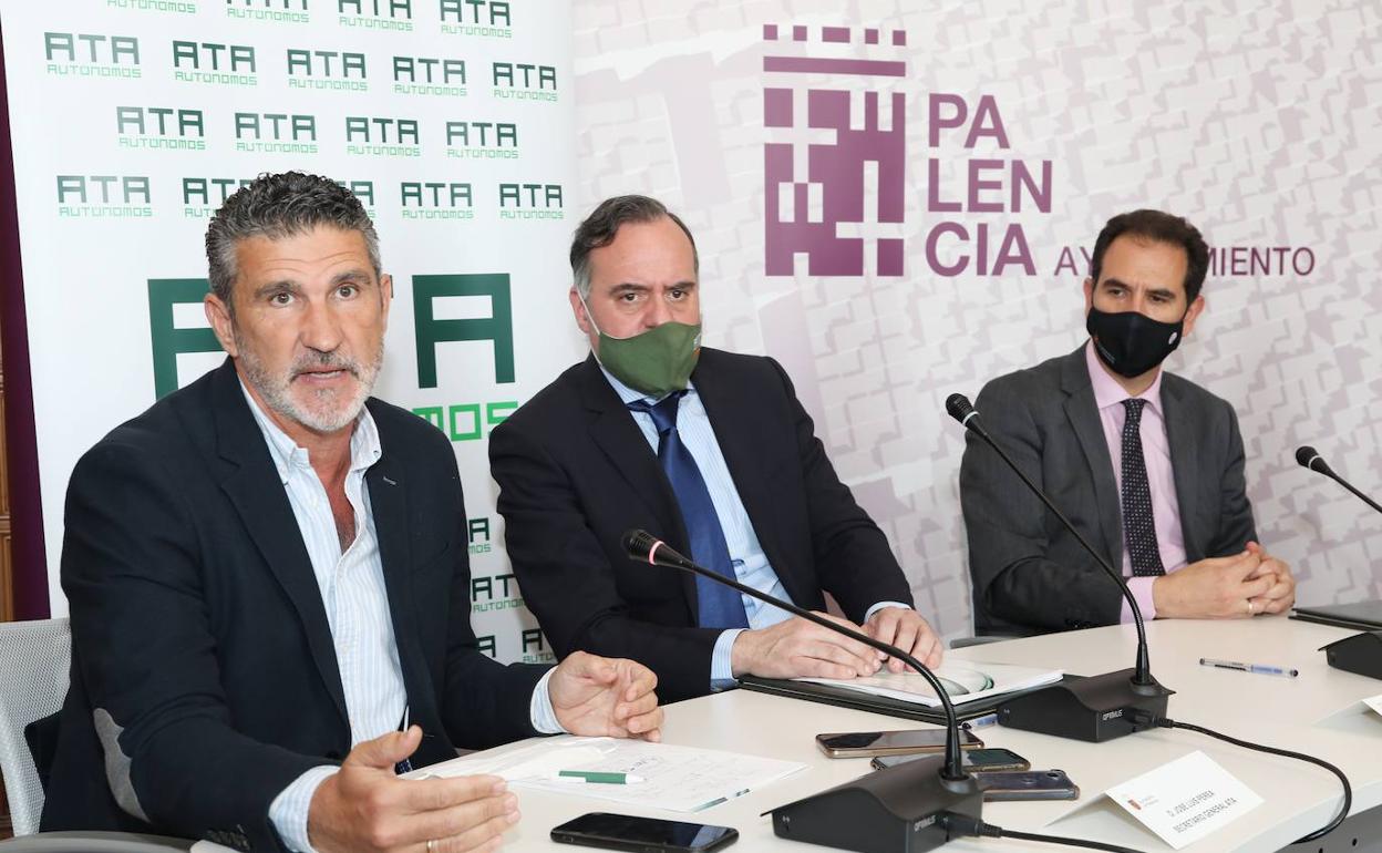 José Luis Perea, secretario general de ATA, a la izquierda, con Domiciano Curiel, presidente regional de ATA, y el alcalde de Palencia, Mario Simón, este miércoles en el Ayuntamiento. 