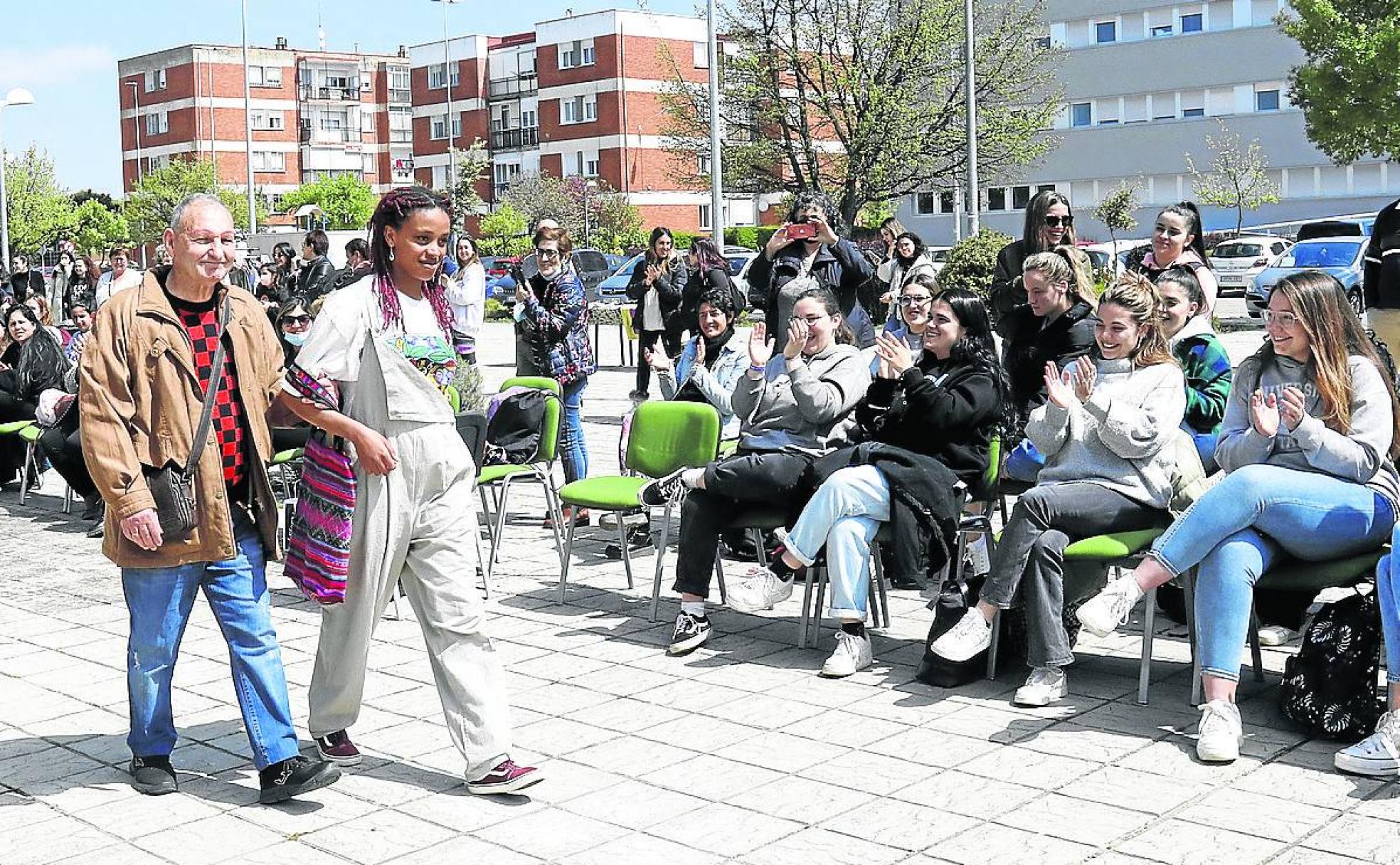 Alumnos y personas con discapacidad desfilan este miércoles en el campus.