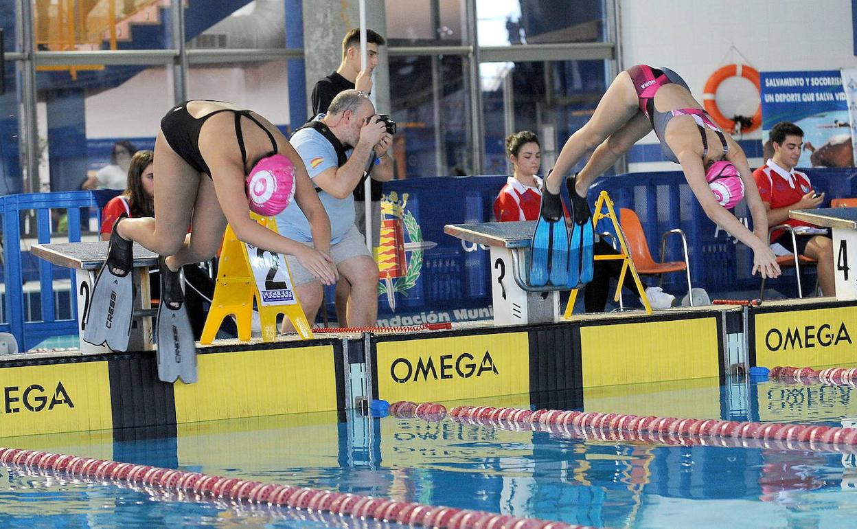 Prueba de una competición de salvamento y socorrismo disputada en la piscina de Parquesol. 