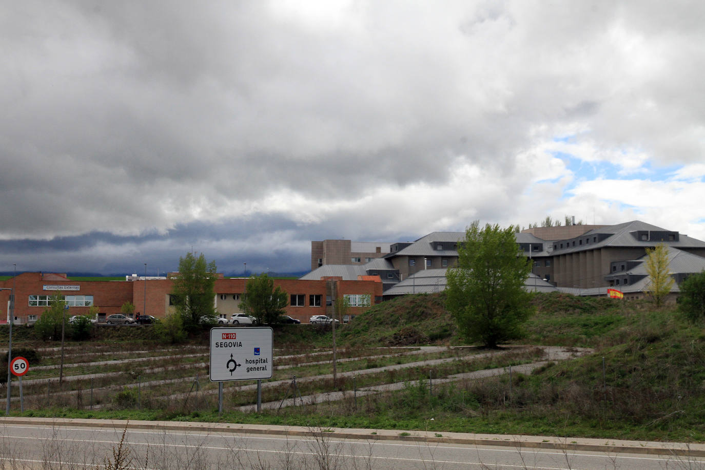 Vista del hospital desde parte del terreno por donde se ampliará. 