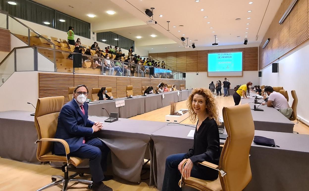 Ekl alcalde y Ana Suárez, durante la celebración del consejo.