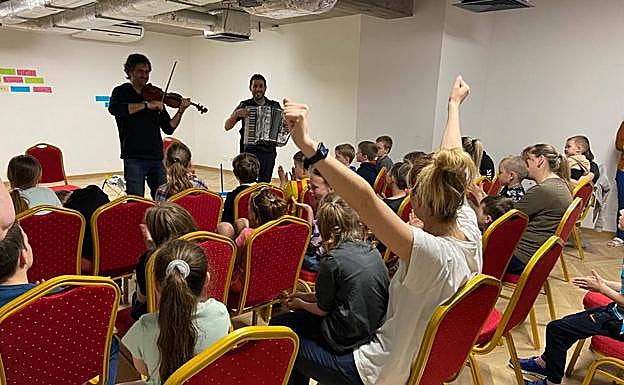 Imagen principal - Fetén Fetén: el grupo castellano que llevó la música a escuelas y hospitales de Ucrania