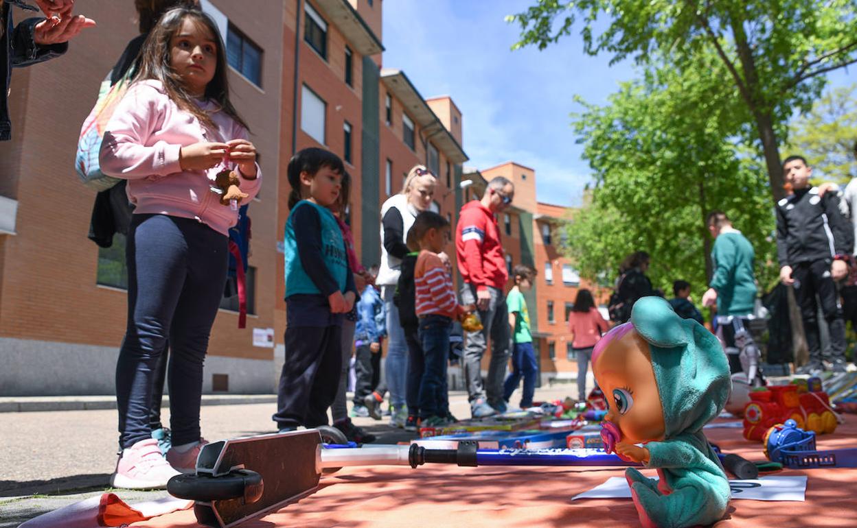 Actividades escolares delante del colegio Antonio Machado. 