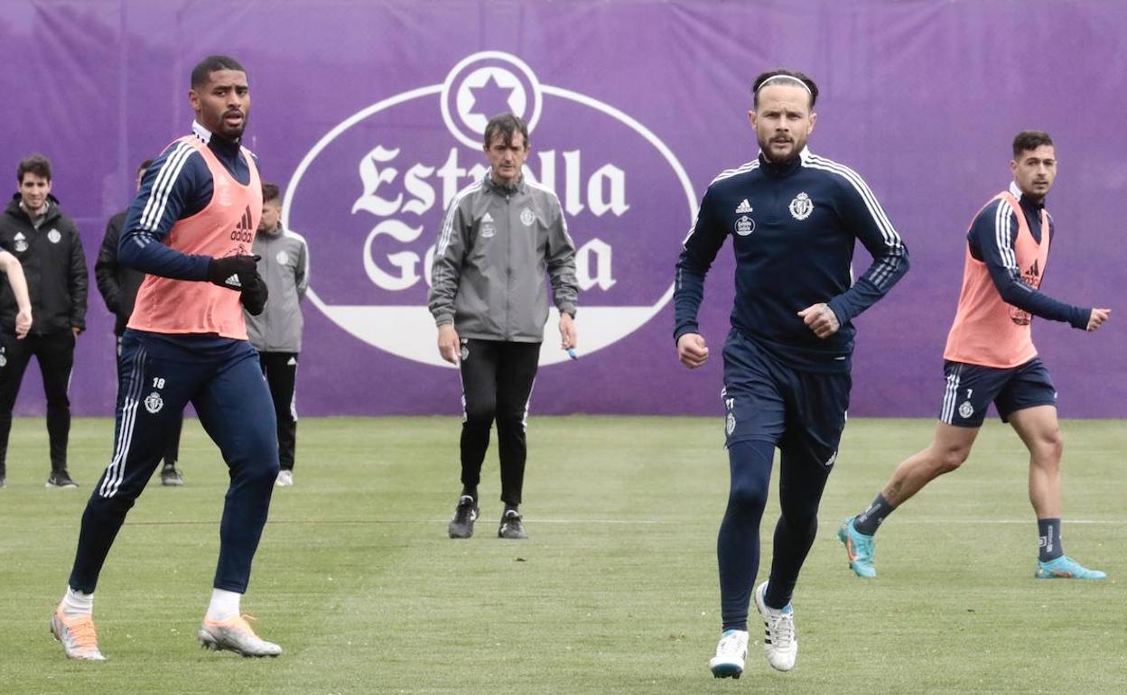 Pacheta, al fondo, observa un ejercicio en un entrenamiento del Real Valladolid. 