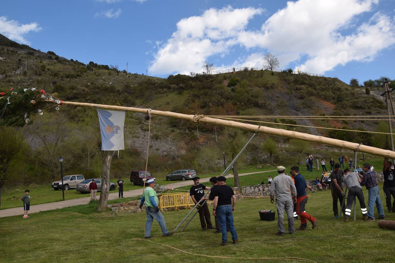 Fotos: Velilla recupera la &#039;Pinada del Mayo&#039;