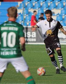 Imagen secundaria 2 - Tres acciones de juego del partido ante el Racing de Ferrol. 