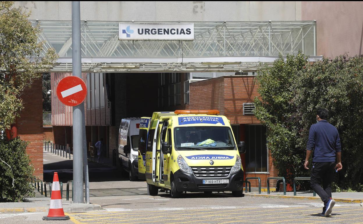 Entrada de Urgencias del Hospital Río Carrión con varias ambulancias aparcadas. 