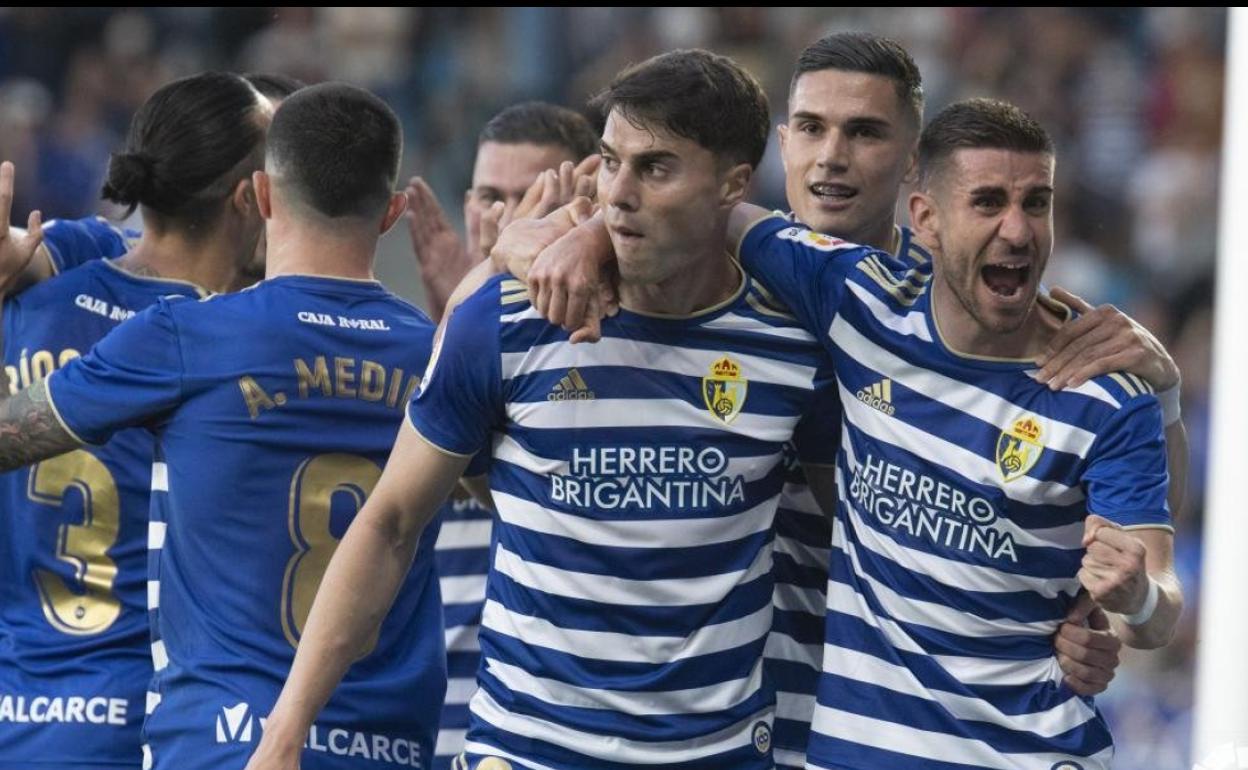 Los jugadores de la Ponferradina celebran uno de los goles. 