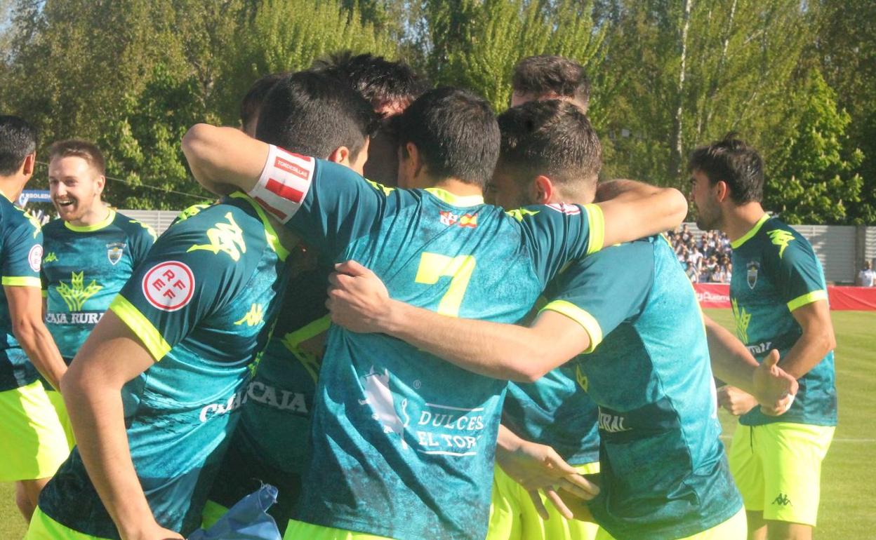 Los jugadores del Tordesillas celebran el único tanto del partido. 