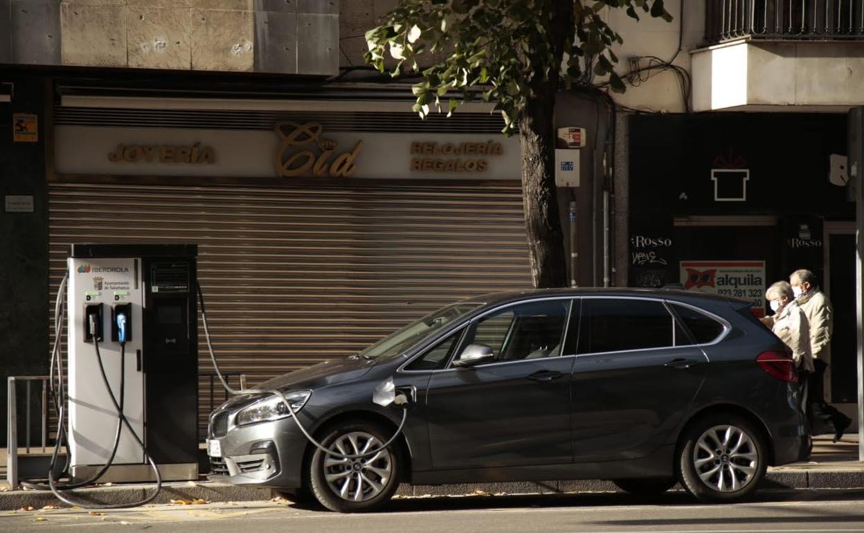 Un coche nuevo, en un punto de recarga de la capital salmantina.