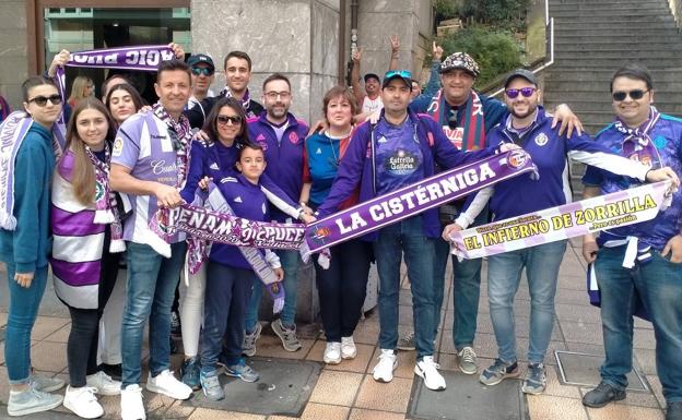 Imagen principal - Arriba, aficiones y directiva de la Federación de Peñas del Real Valladolid. Abajo, a la izquierda dos aficionados posan con Matías, aficionado alemán del Eibar, y a la derecha Miguel Salam con Mendilibar. 