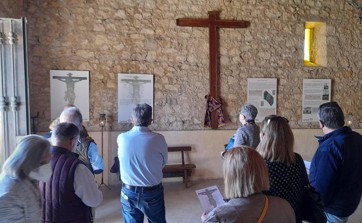 Los motanos rezan en la ermita del Humilladero. 