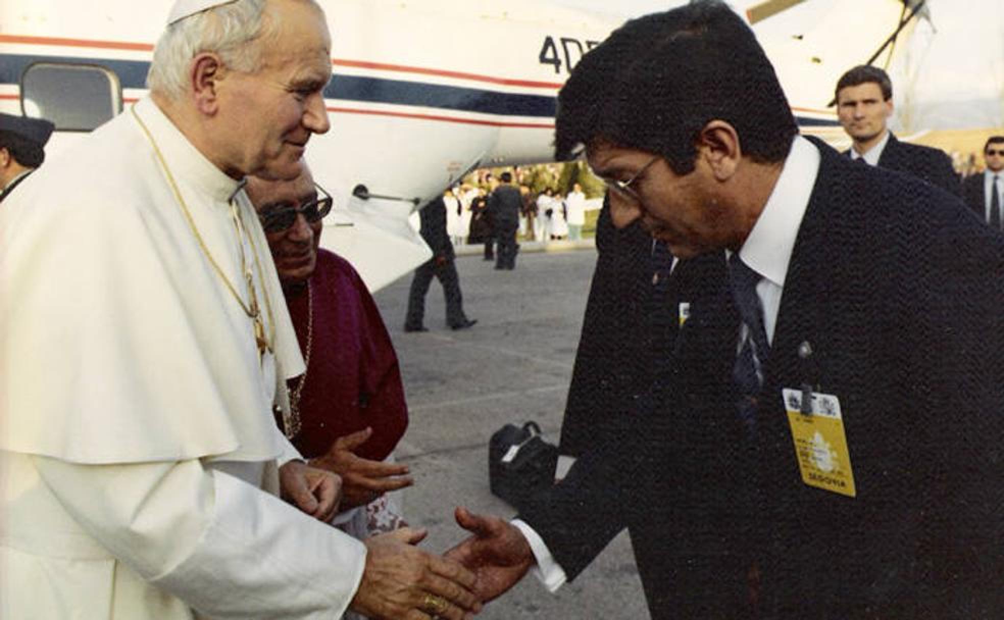 López Arranz, primer alcalde elegido en las urnas en la actual etapa democrática, saluda al papa Juan Pablo II a su llegada a Segovia en 1982. 