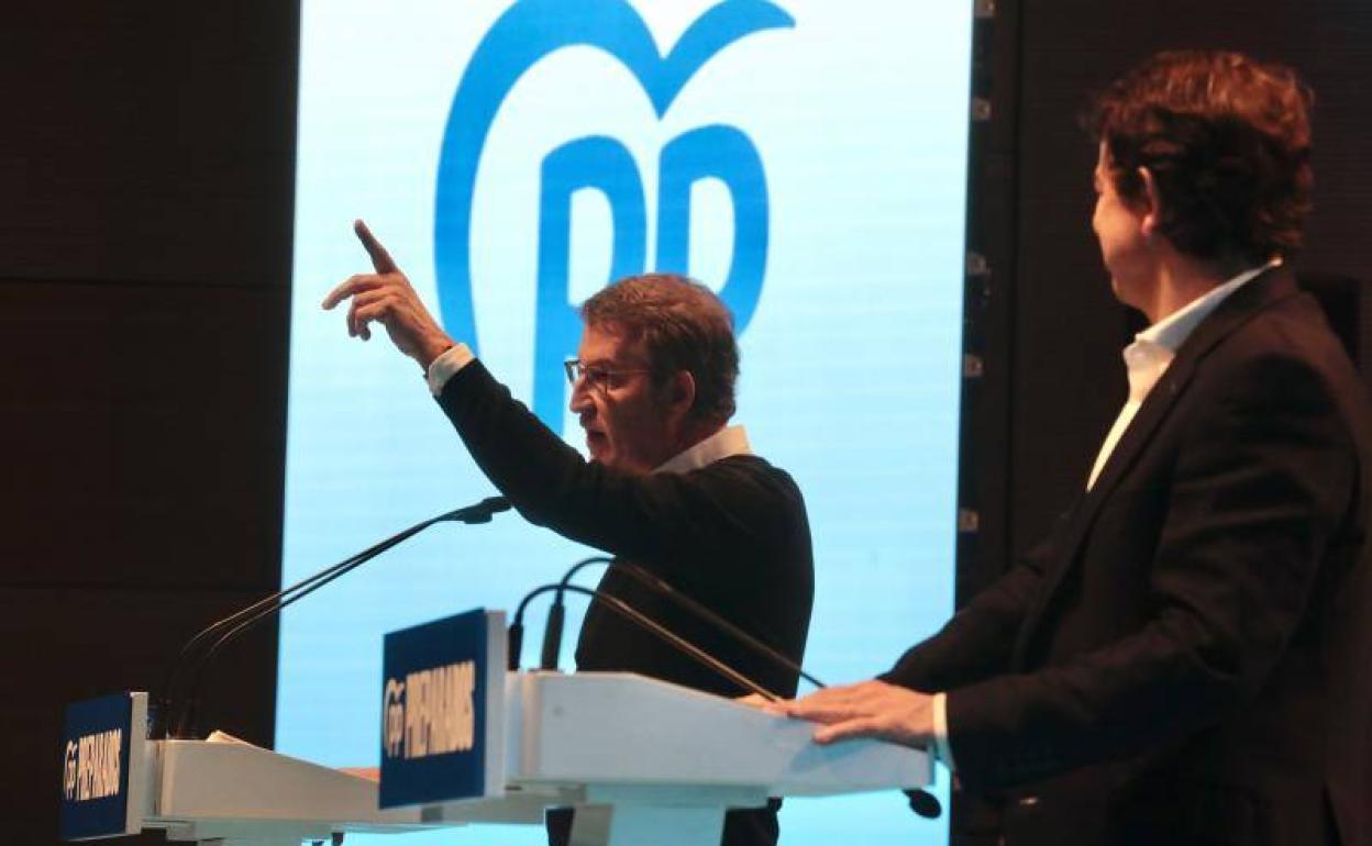 Feijóo y Mañueco, a mediados de marzo en un acto d elas primarias nacionales del PP en Valladolid.