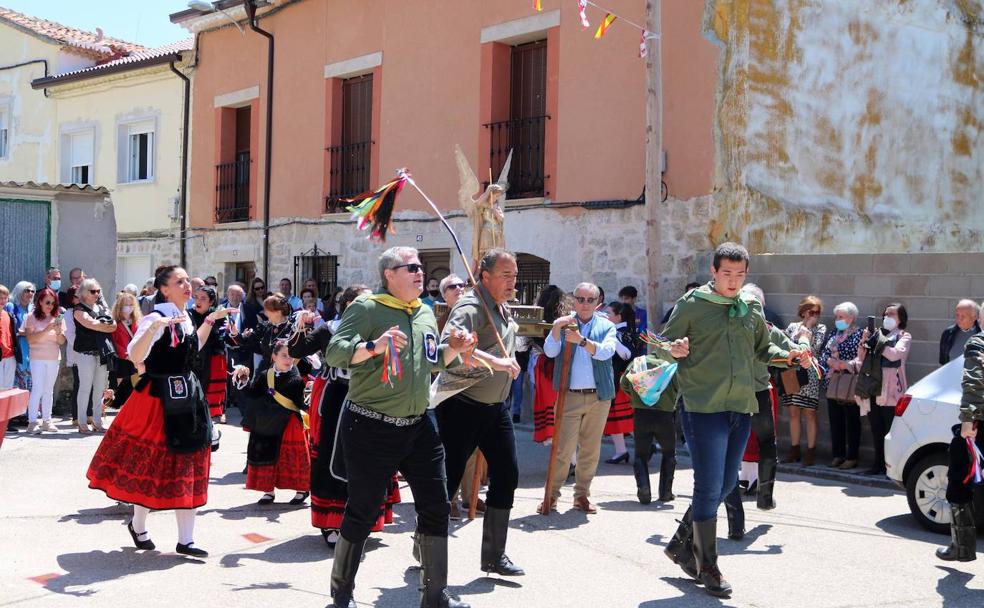 Los hornilleros danzan a San Miguel. 