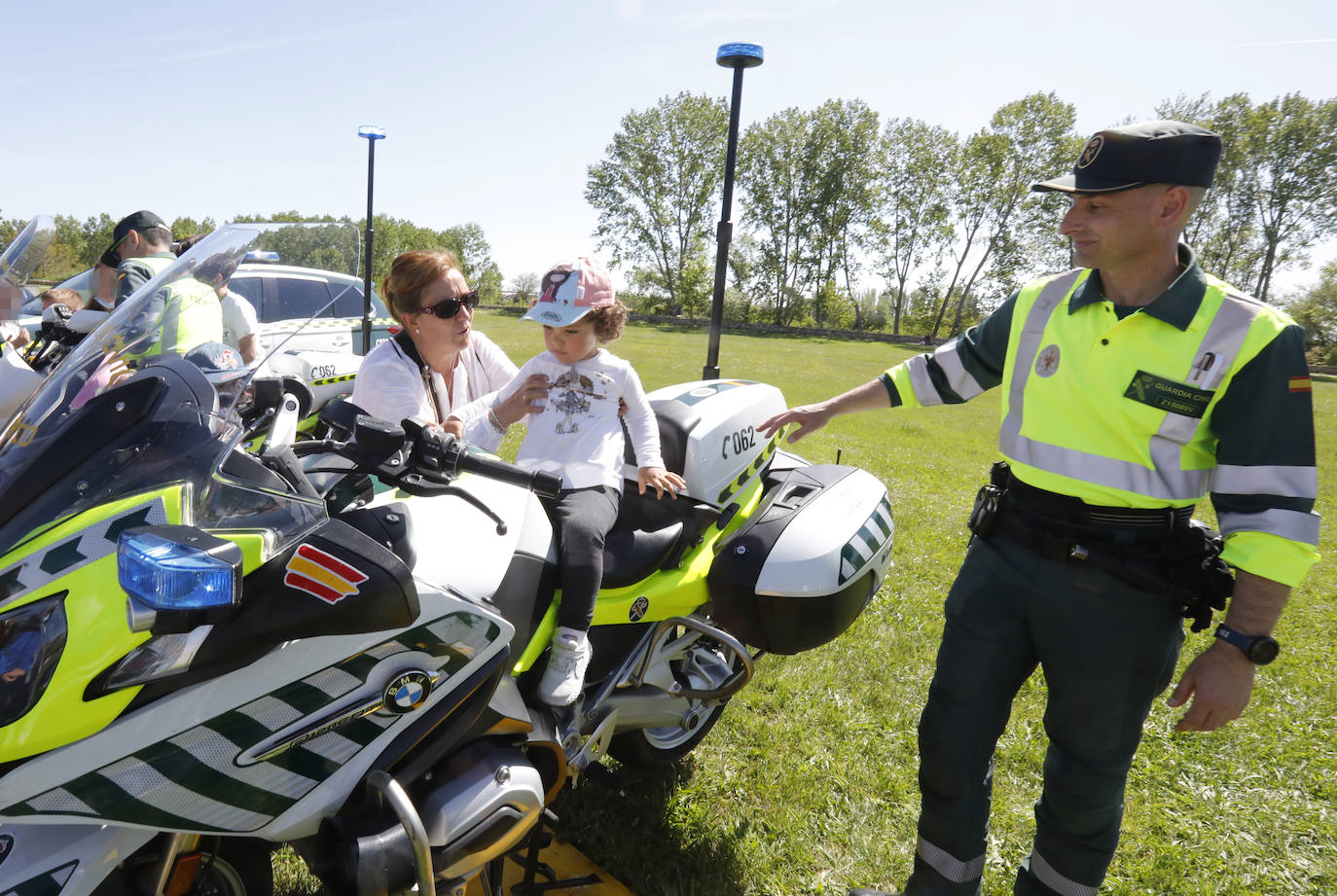 Los alumnos disfrutan con el material y los vehículos que utiliza la Guardia Civil en su cometido