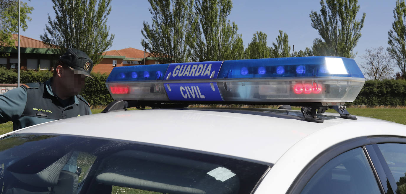 Los alumnos disfrutan con el material y los vehículos que utiliza la Guardia Civil en su cometido