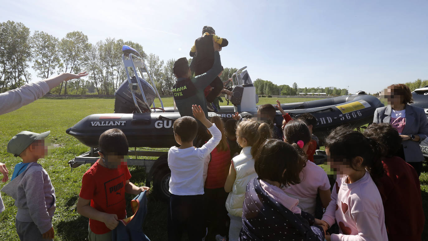 Los alumnos disfrutan con el material y los vehículos que utiliza la Guardia Civil en su cometido